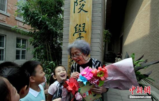 資料圖:南開(kāi)大學(xué)教授、中國(guó)古典詩(shī)詞大家葉嘉瑩先生,與其來(lái)自海內(nèi)外的弟子及讀者粉絲在迦陵學(xué)舍內(nèi)共同歡度教師節(jié)。 中新社記者 張道正 攝 點(diǎn)擊進(jìn)入下一頁(yè)