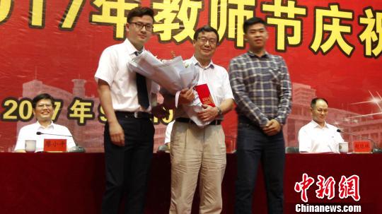 湖南一高校斥資百萬重獎一線教師(圖)