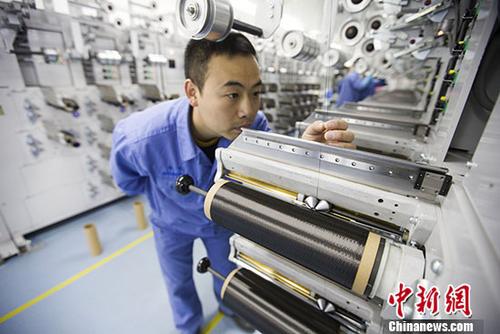 圖為中國科技“工匠”楊晗在生產(chǎn)線上作業(yè)。 中新社記者 張云 攝 圖為中國科技“工匠”楊晗在生產(chǎn)線上作業(yè)。 中新社記者 張云 攝