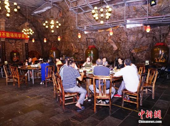資料圖：廣西桂林市持續(xù)高溫天氣，不少市民到巖洞口消暑納涼。唐夢憲 攝